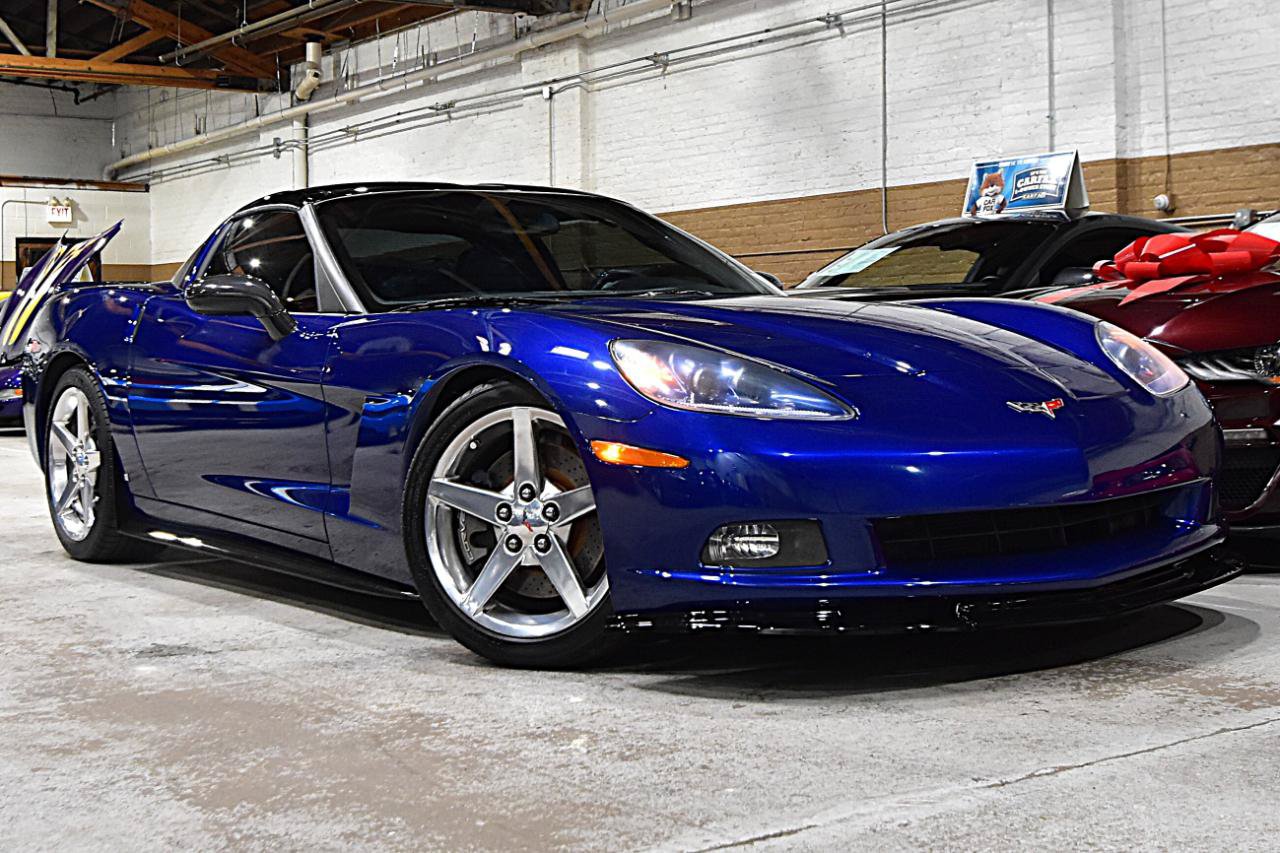 Used 2007 Chevrolet Corvette Coupe w/ Performance Package RWD image 2