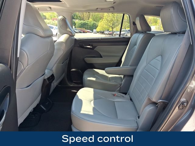 Used 2021 Toyota Highlander XLE AWD/4WD image 17