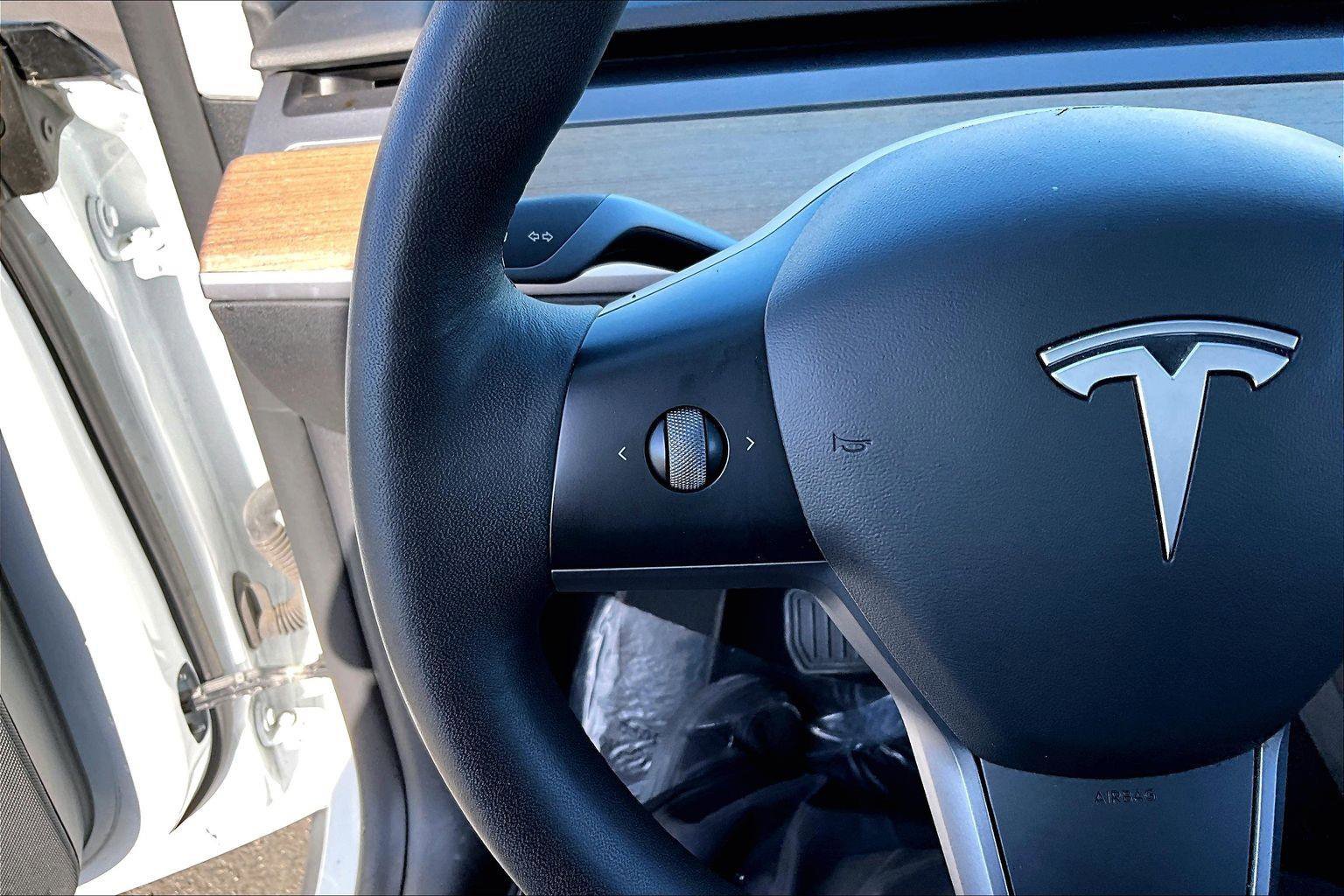 Used 2022 Tesla Model Y Long Range image 16