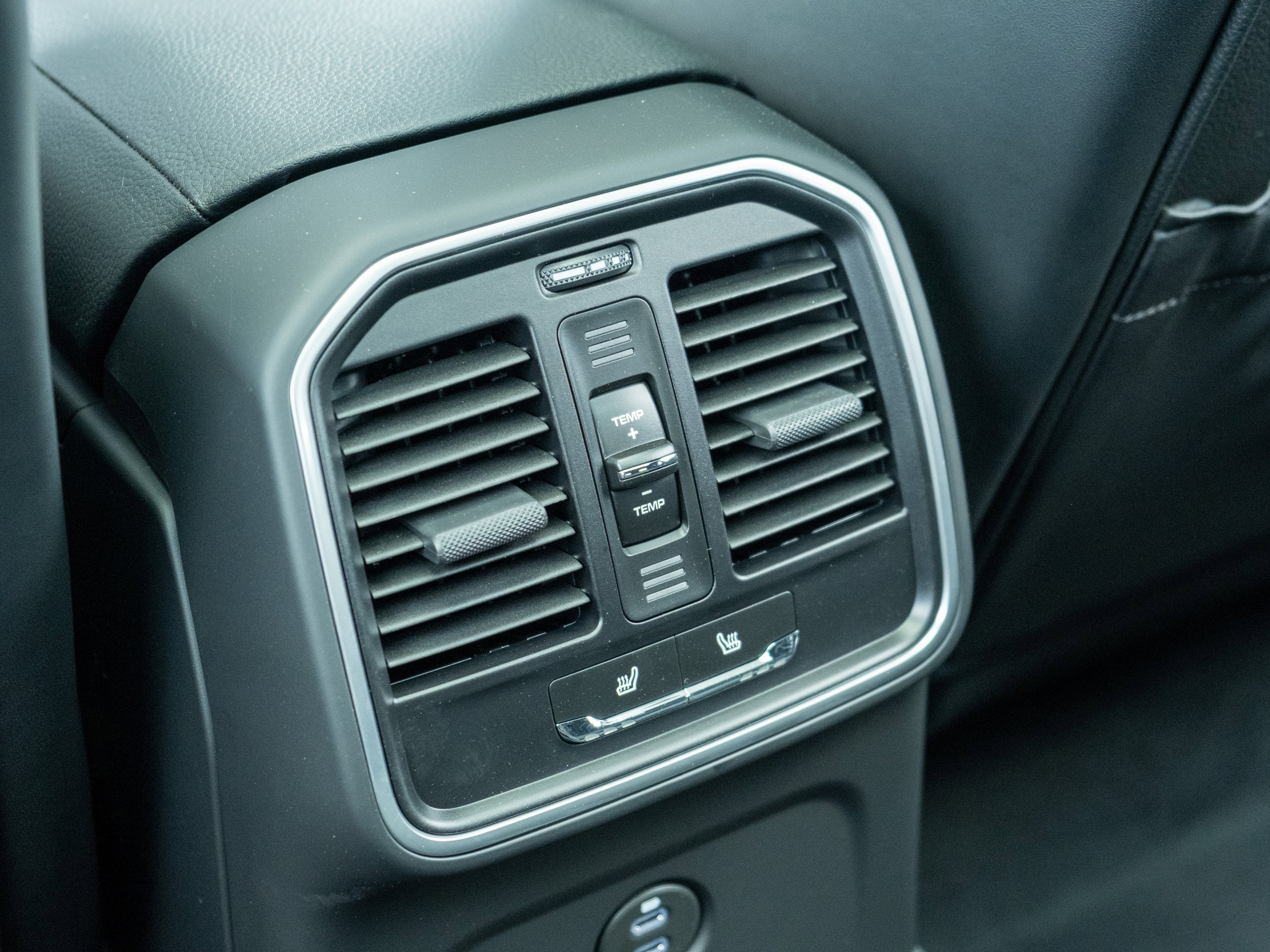 Certified 2025 Porsche Macan image 31