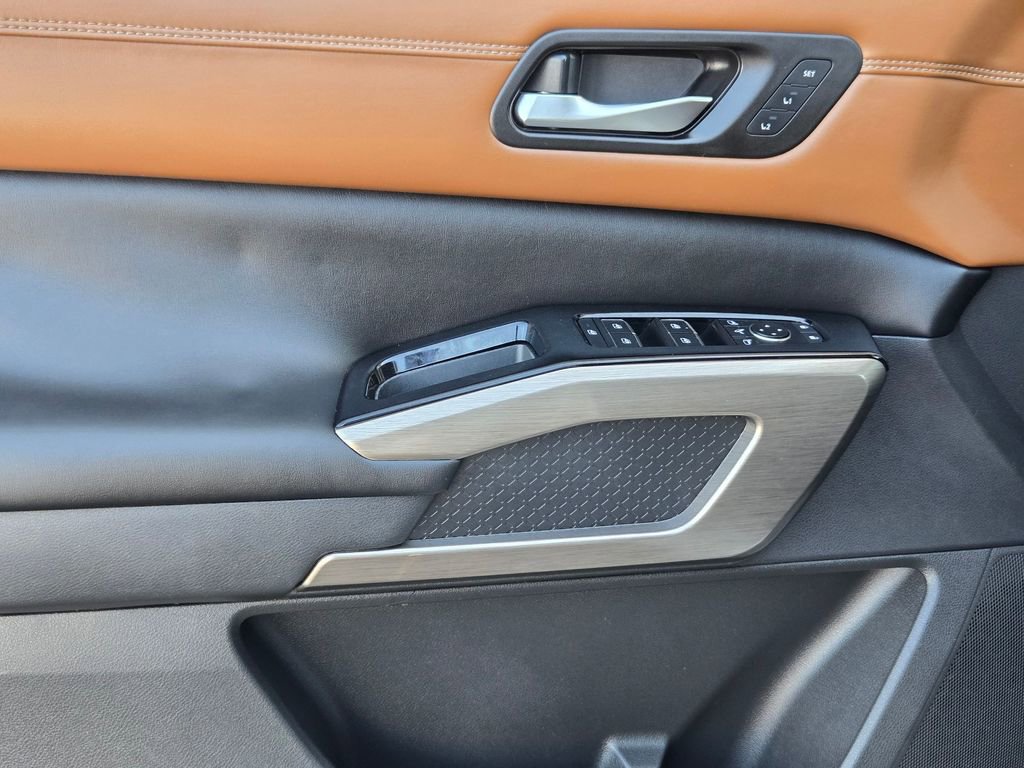 Used 2022 Nissan Pathfinder Platinum w/ Cargo Package image 11