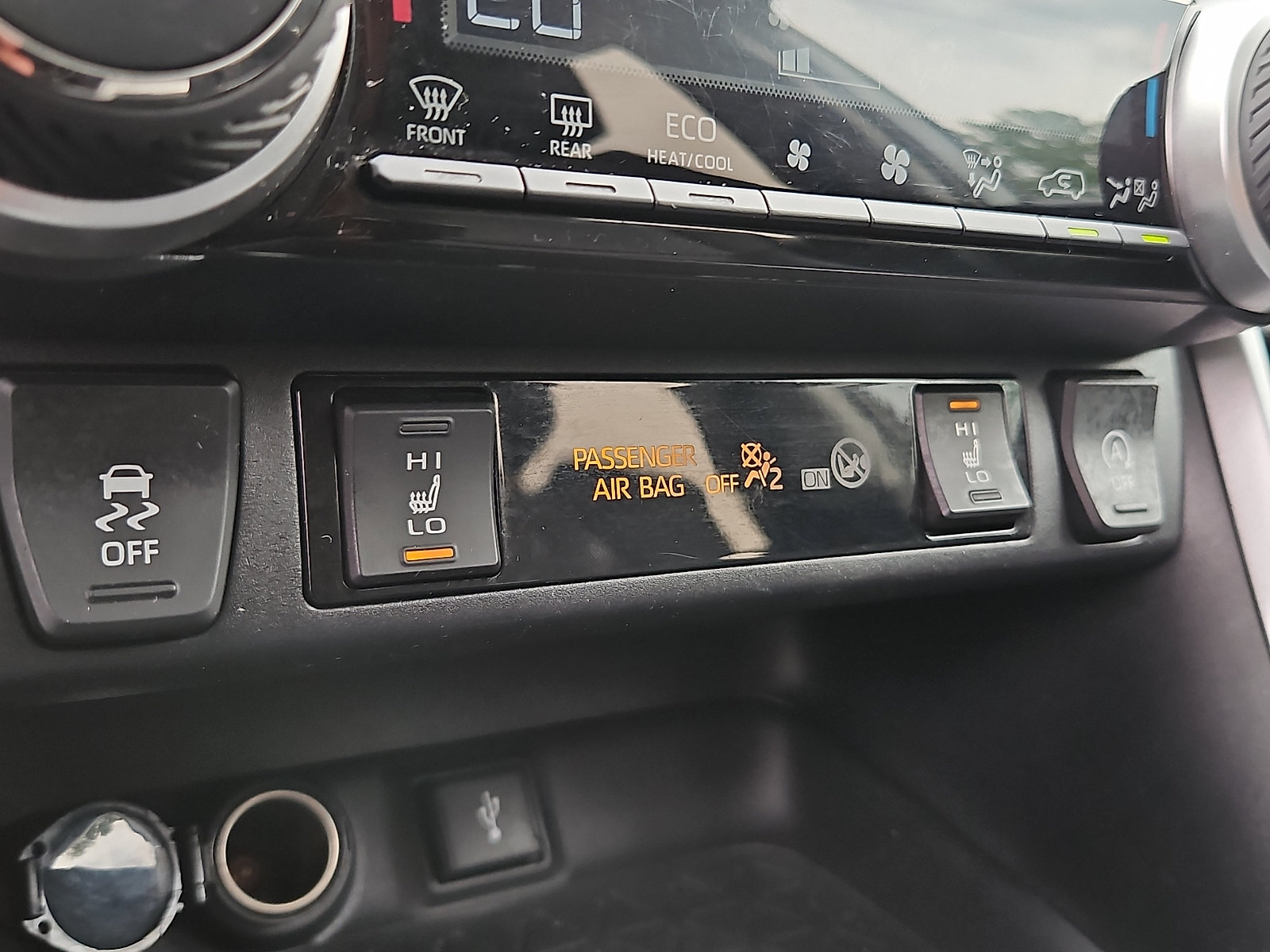 Used 2020 Toyota RAV4 XLE Premium AWD/4WD image 18