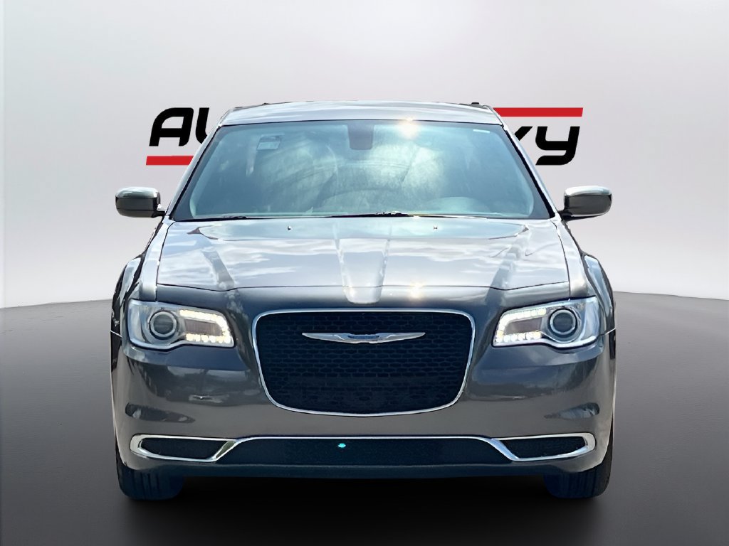 Used 2023 Chrysler 300 Touring RWD image 2