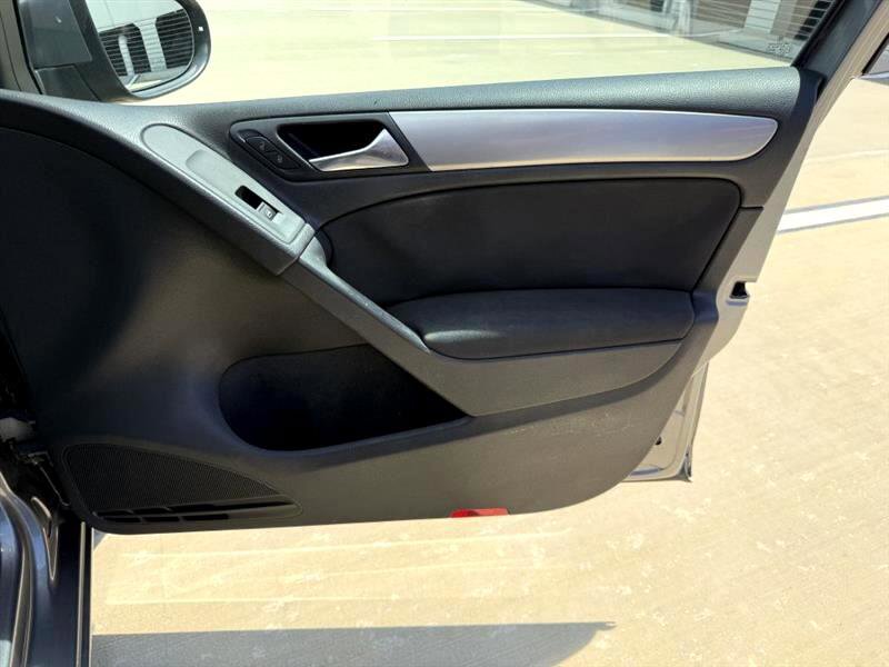 Used 2010 Volkswagen Golf 4-Door image 24