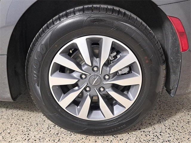 Used 2023 Chrysler Pacifica Touring-L image 8