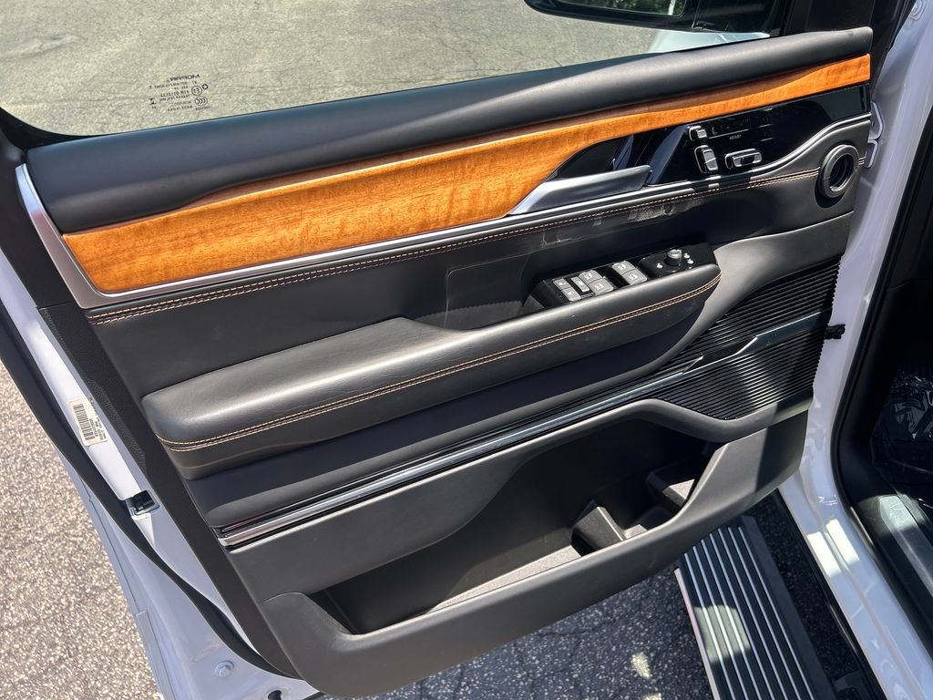 Used 2024 Jeep Grand Wagoneer L Series III AWD/4WD image 12