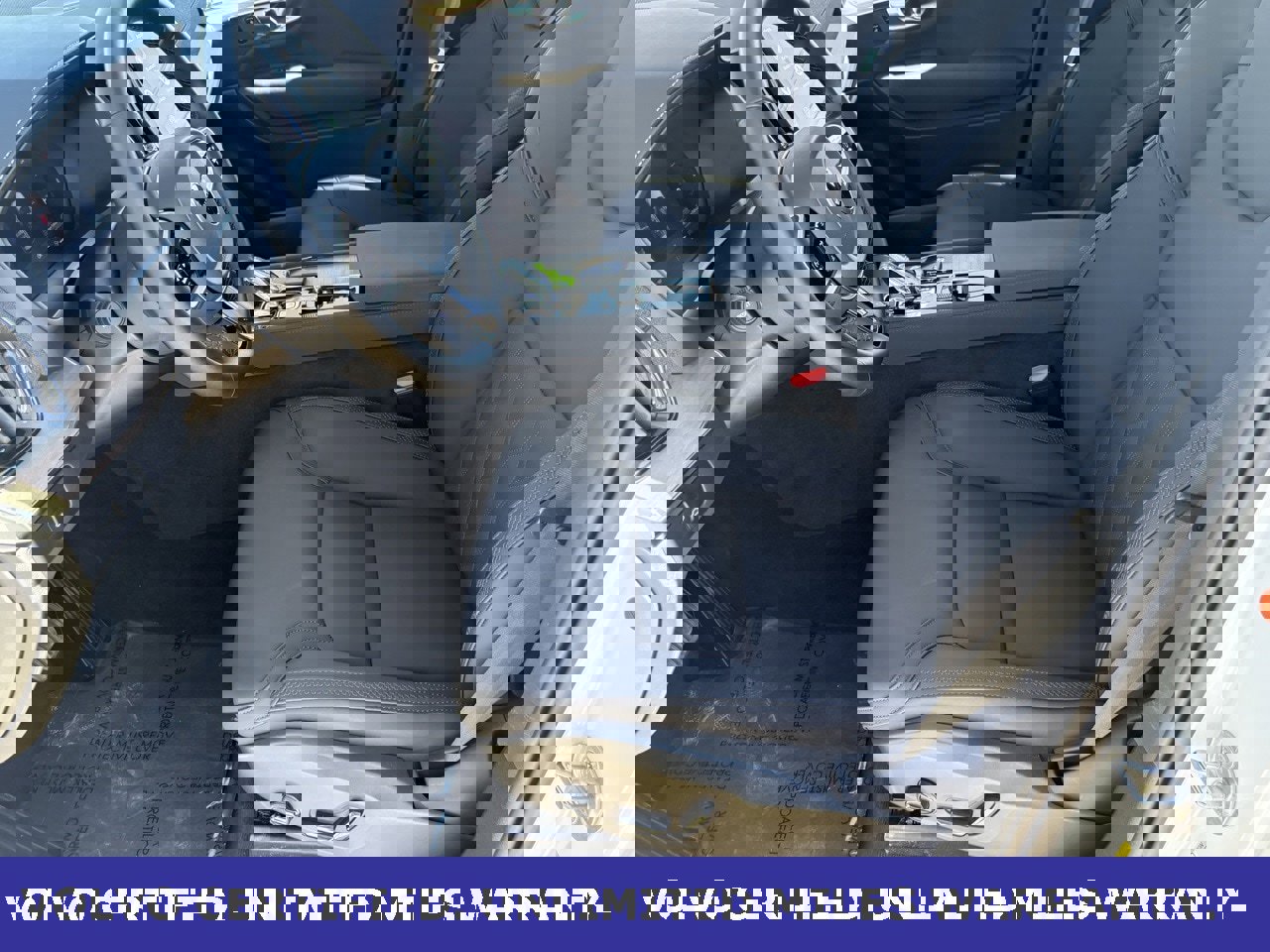 Certified 2025 Volvo XC90 B6 Plus image 28