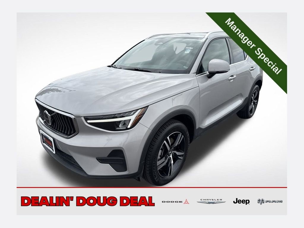 Used 2025 Volvo XC40 B5 Core image 1