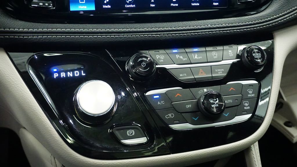 Used 2024 Chrysler Pacifica Limited AWD/4WD image 28