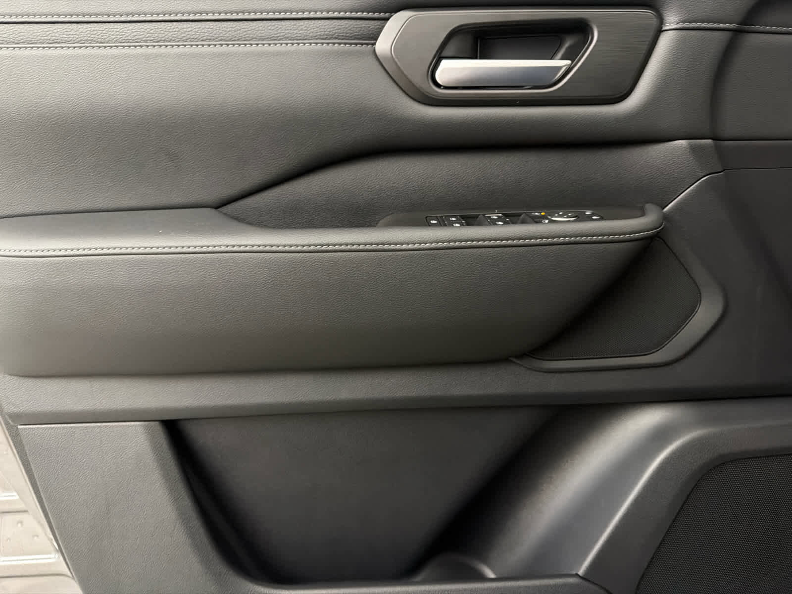 Used 2025 Nissan Armada SV image 23