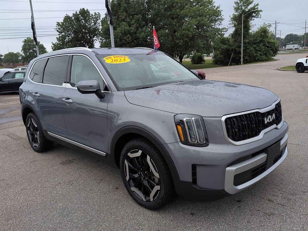 Used 2023 Kia Telluride EX w/ EX Captain's Chair Package FWD image 1