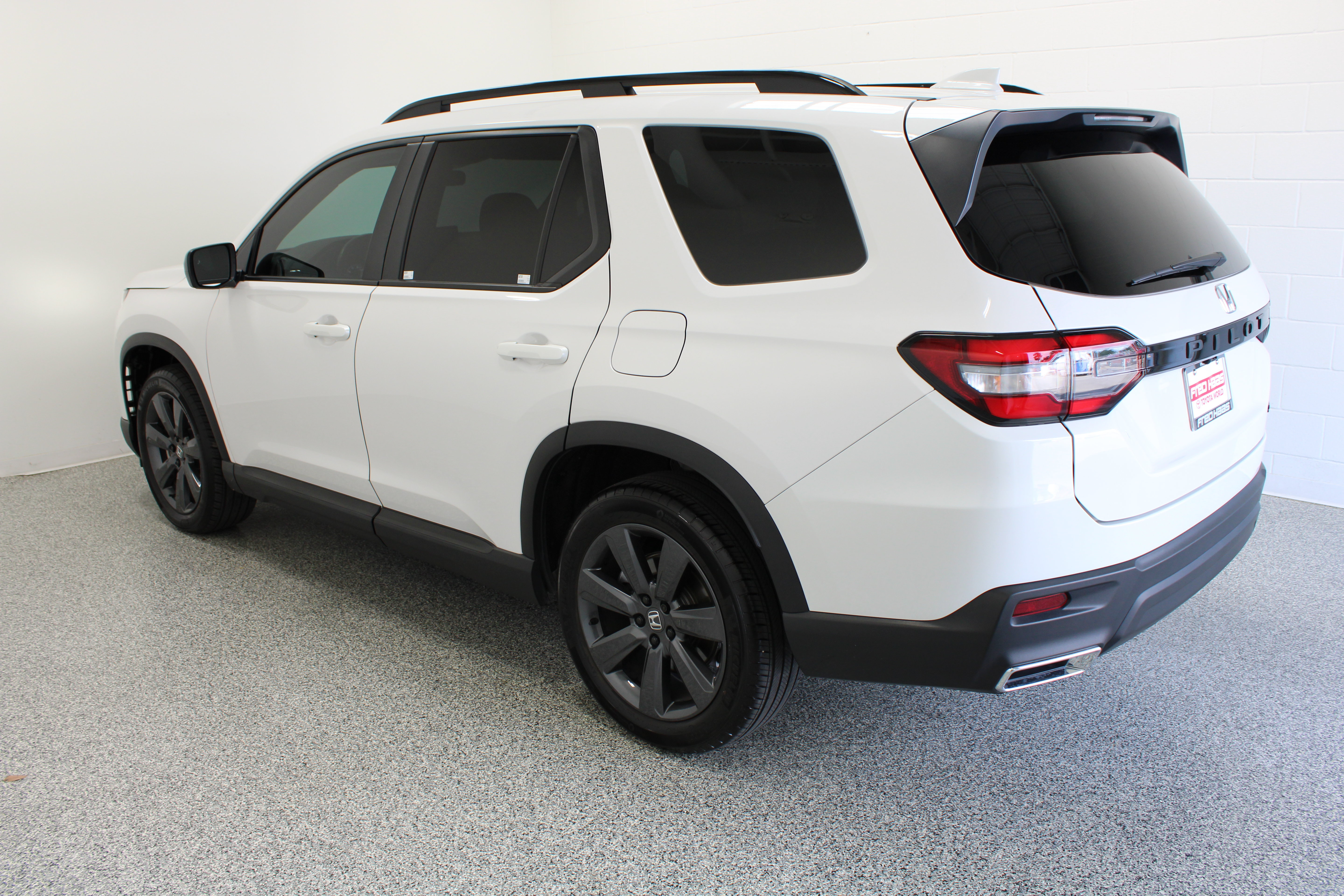 Used 2025 Honda Pilot Sport image 9