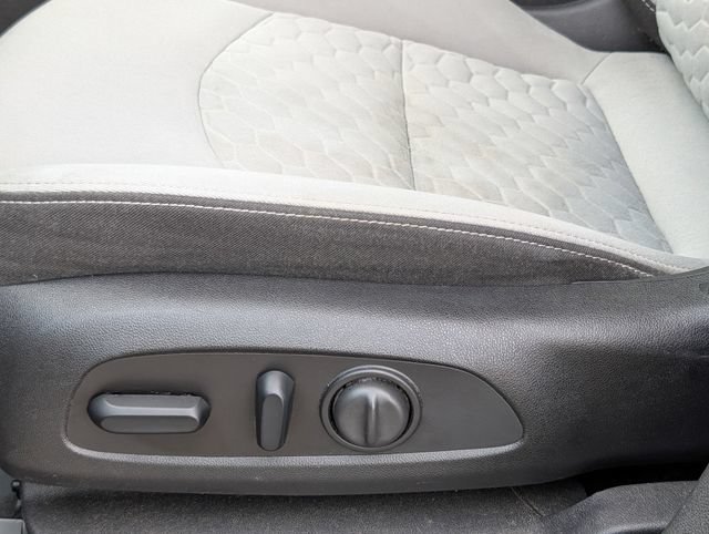 Used 2018 Chevrolet Equinox LT FWD image 11