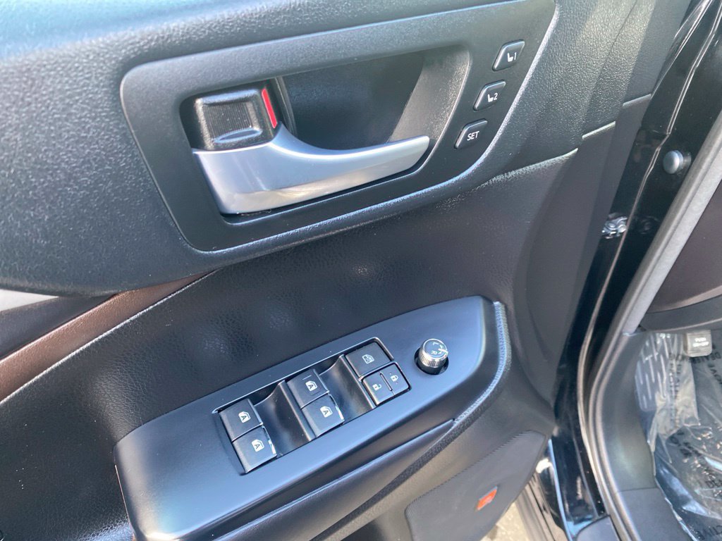 Used 2018 Toyota Highlander Limited w/ Protection Package #3 AWD/4WD image 18