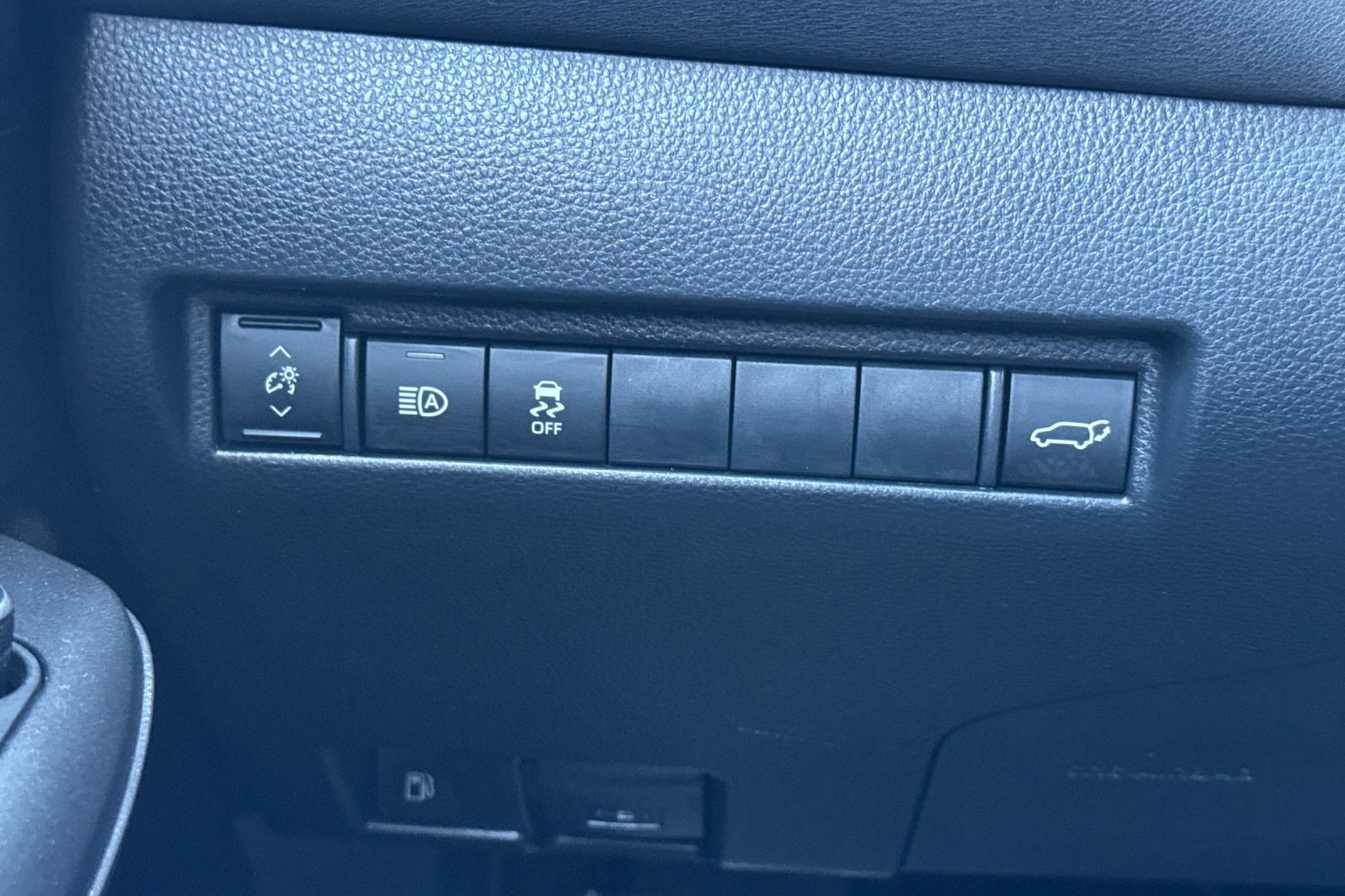 Certified 2024 Toyota Venza LE AWD/4WD image 32
