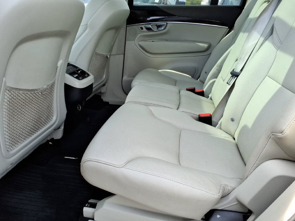 Used 2019 Volvo XC90 T5 Momentum w/ Multimedia Package AWD/4WD image 18