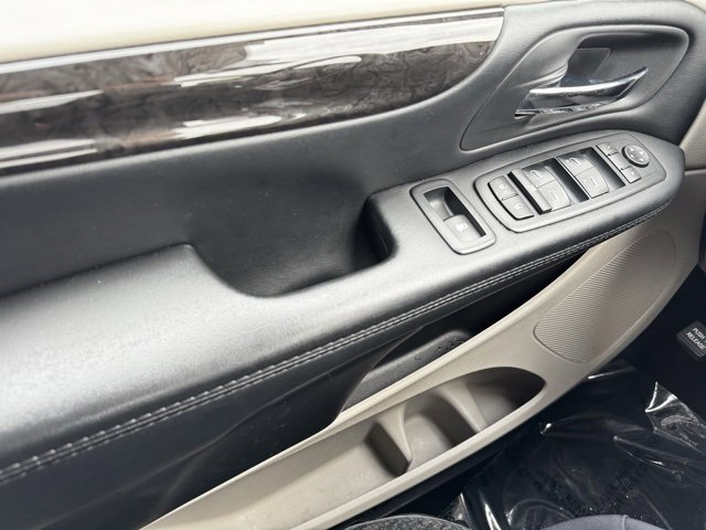 Used 2019 Dodge Grand Caravan SE w/ UConnect Hands-Free Group image 23