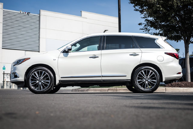 Used 2017 INFINITI QX60 Luxe w/ Deluxe Technology Package AWD/4WD image 15