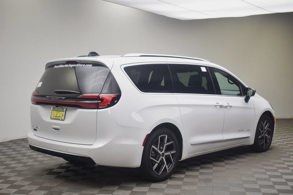 New 2027 Chrysler Pacifica Pinnacle FWD image 5