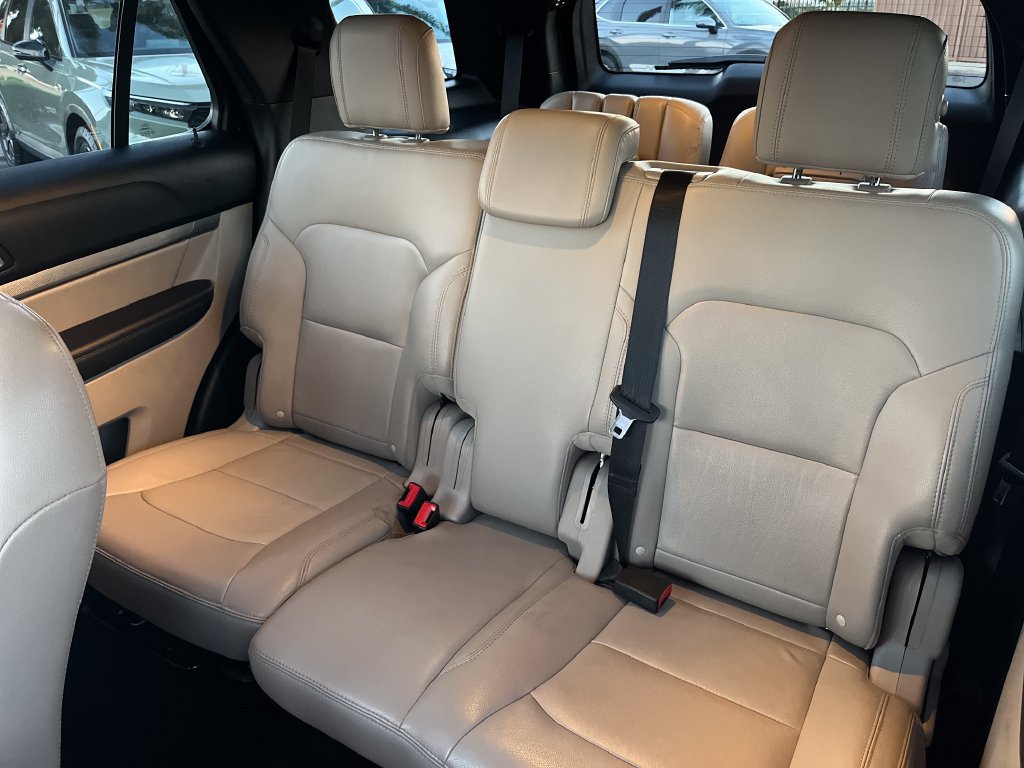 Used 2018 Ford Explorer XLT w/ Equipment Group 202A AWD/4WD image 33