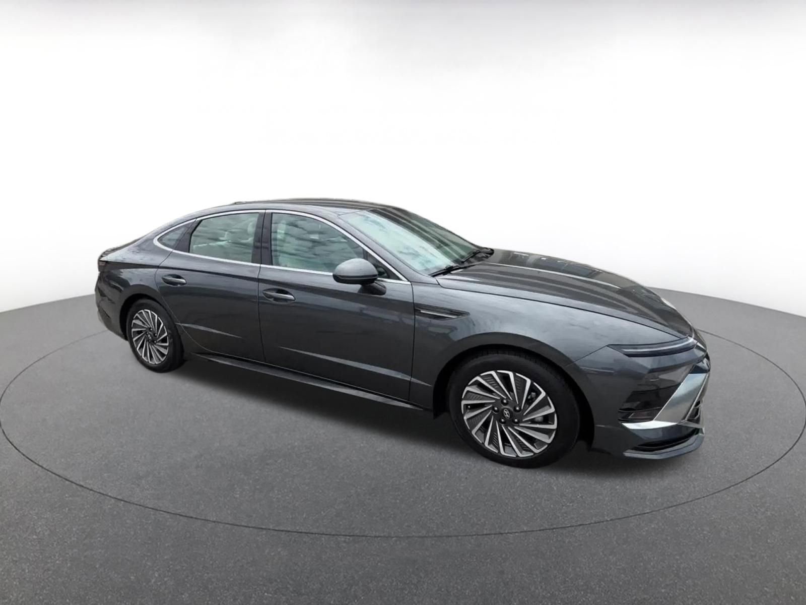 Used 2025 Hyundai Sonata SEL FWD image 2