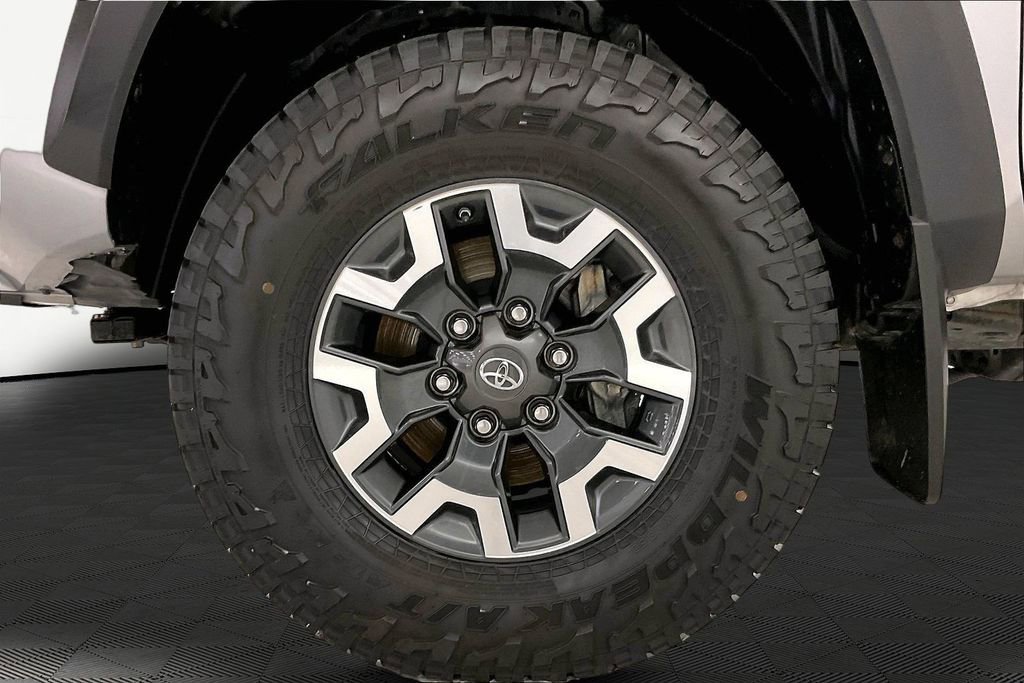 Used 2017 Toyota Tacoma TRD Off-Road w/ Premium & Technology Package AWD/4WD image 26