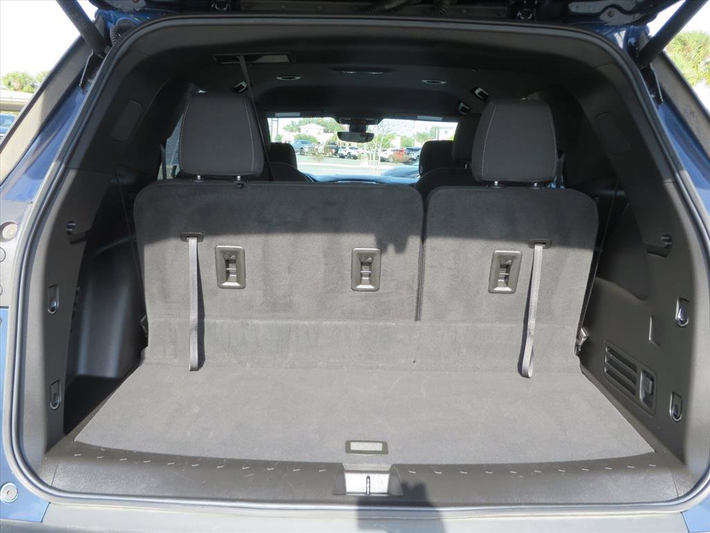 Used 2023 Chevrolet Traverse LT w/ Rear Camera Mirror Package image 31