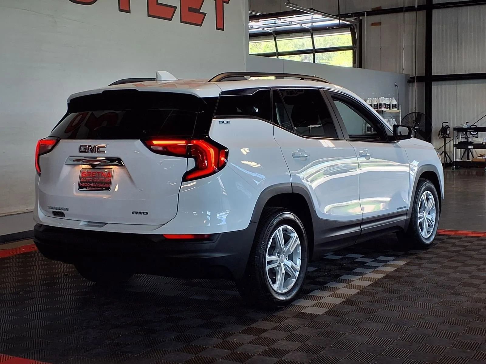 Used 2021 GMC Terrain SLE w/ Driver Convenience Package AWD/4WD image 8