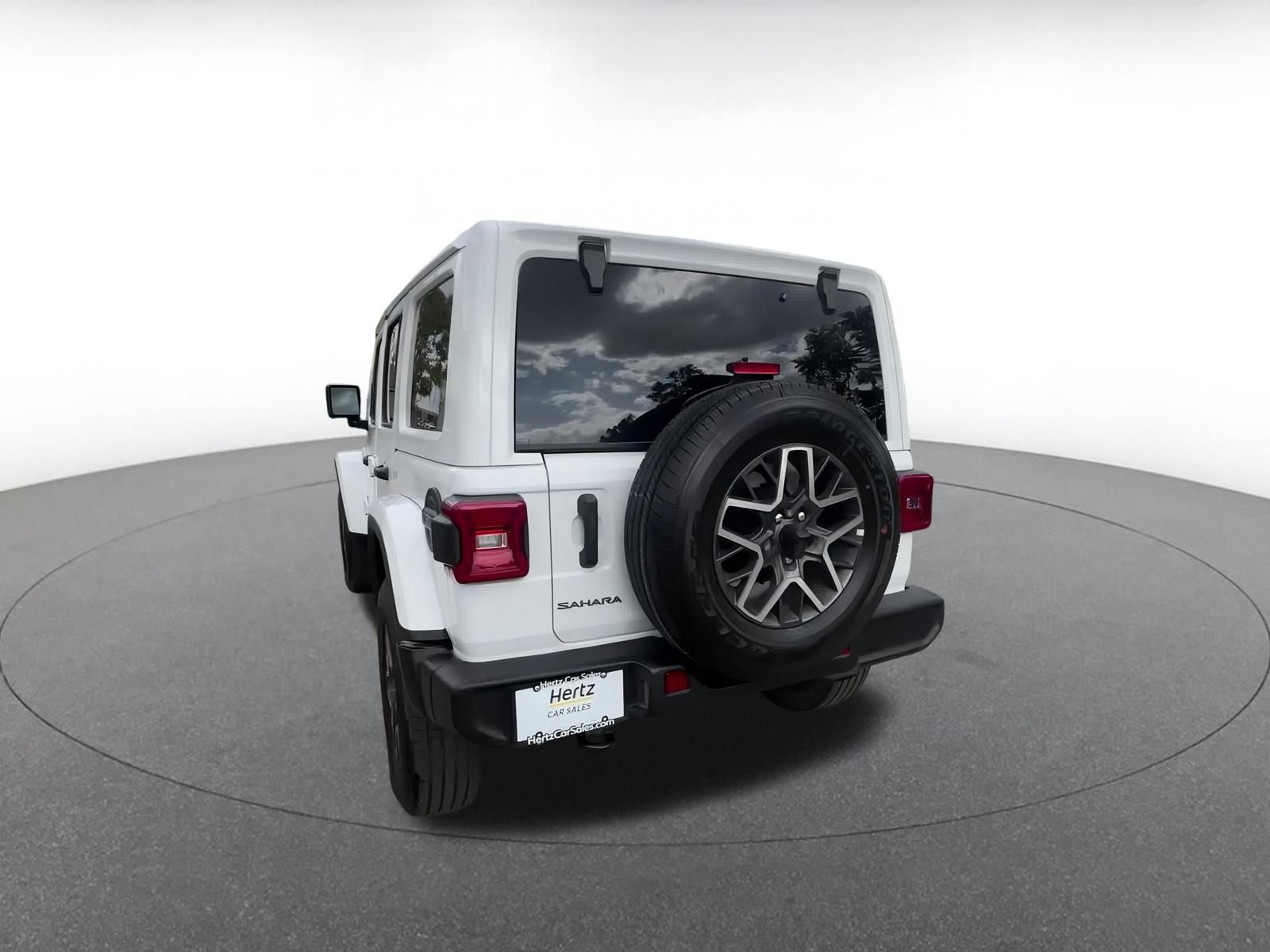 Used 2025 Jeep Wrangler Sahara image 11