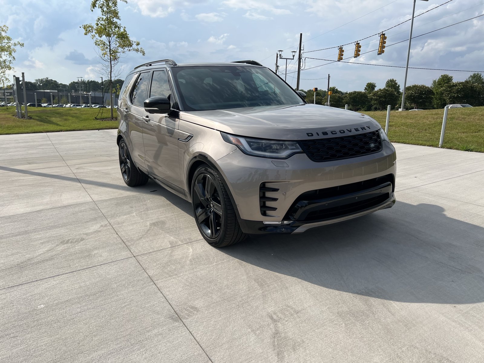Used 2025 Land Rover Discovery Dynamic SE AWD/4WD image 1