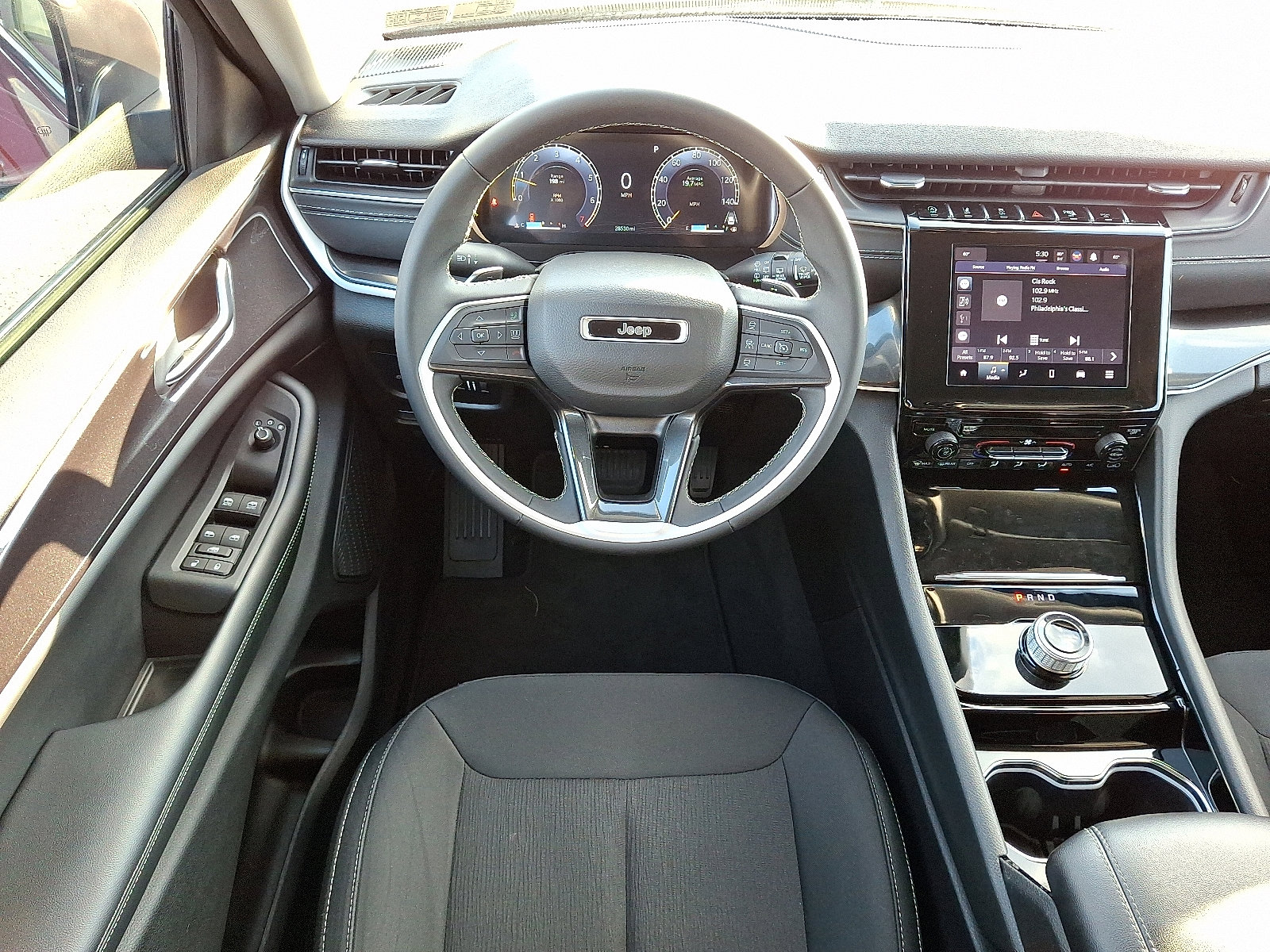 Used 2023 Jeep Grand Cherokee Laredo image 11