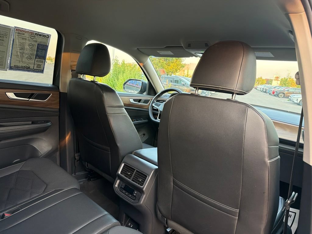 Used 2025 Volkswagen Atlas SE AWD/4WD image 16