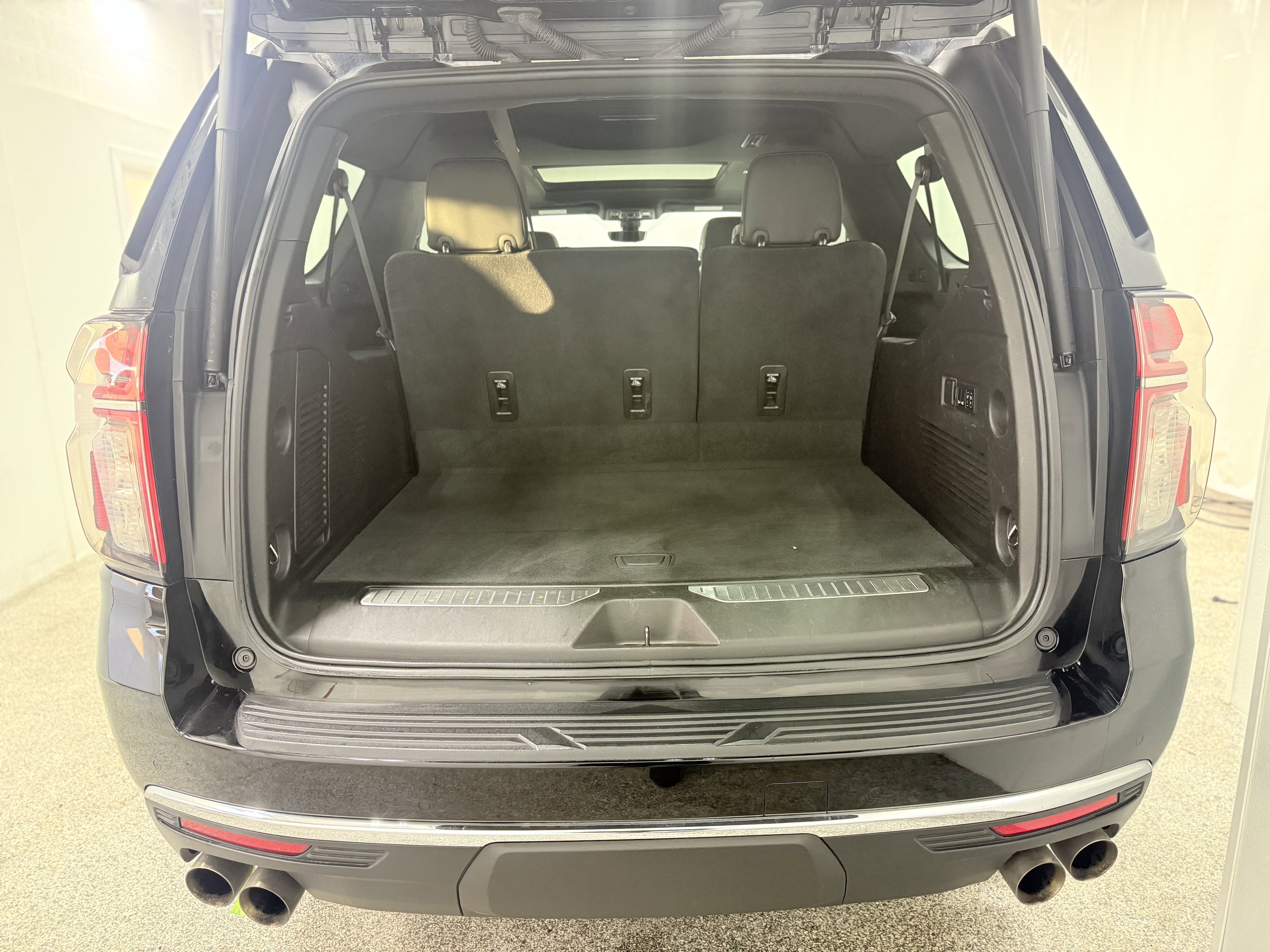 Used 2021 Chevrolet Suburban Premier w/ Premium Package image 10