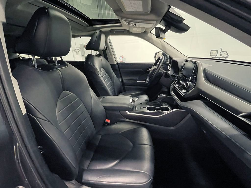 Used 2021 Toyota Highlander XLE image 29