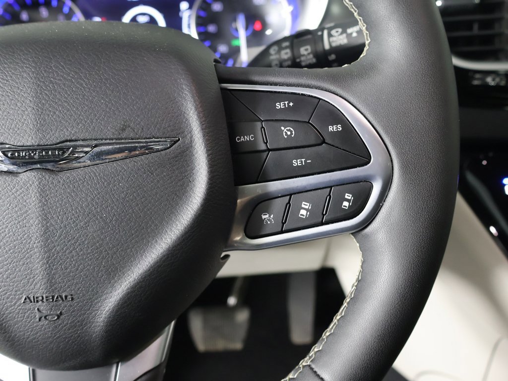 Used 2024 Chrysler Pacifica Touring-L image 43