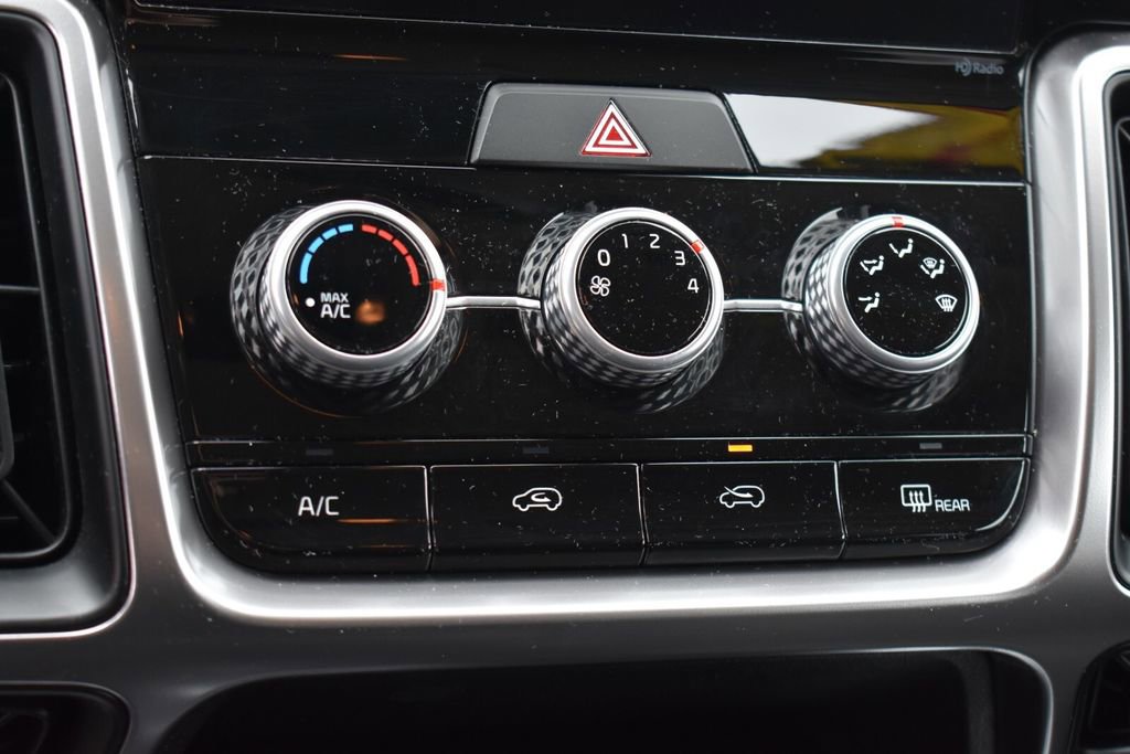 Used 2023 Kia Sorento LX FWD image 30