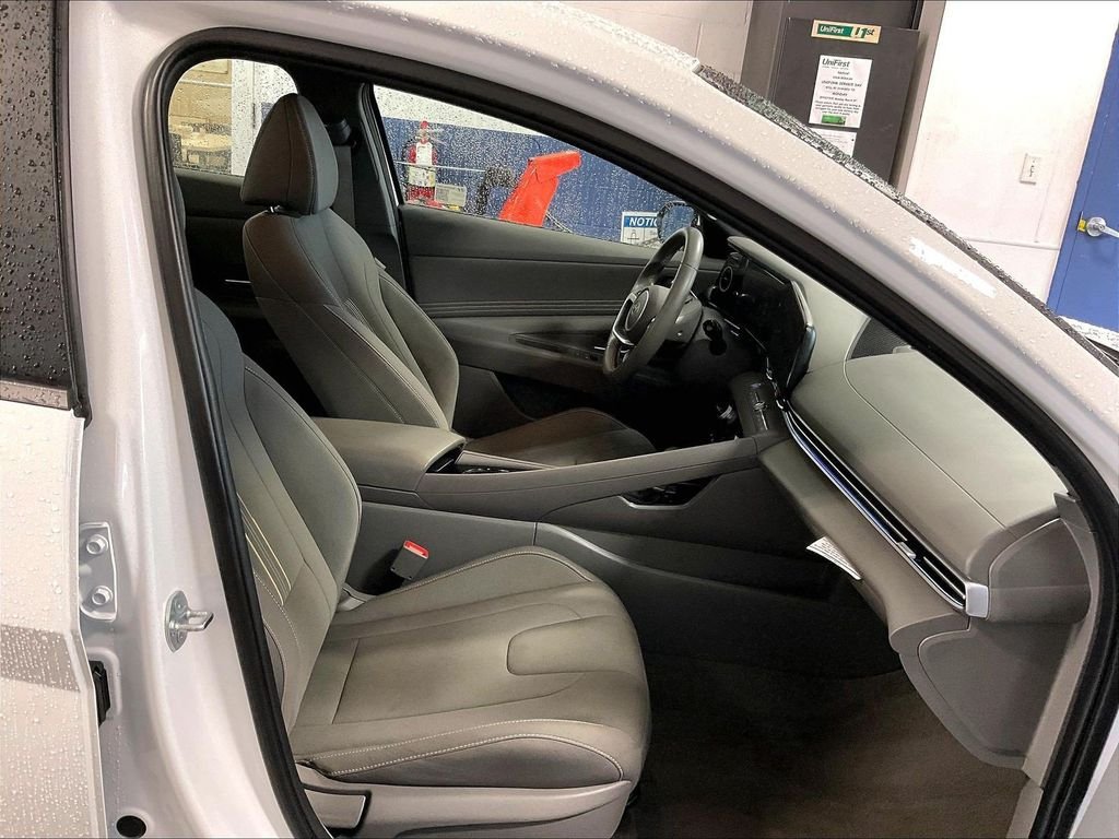 Certified 2025 Hyundai Elantra SEL FWD image 11