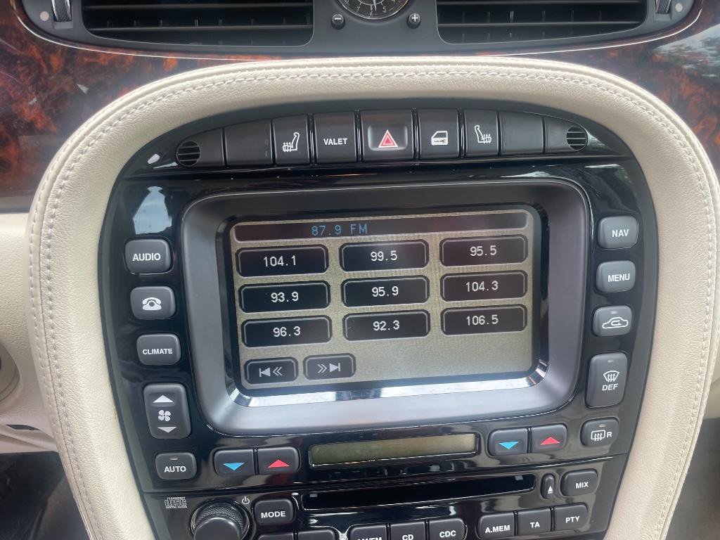 Used 2004 Jaguar XJ8 XJ8 Vanden Plas image 18