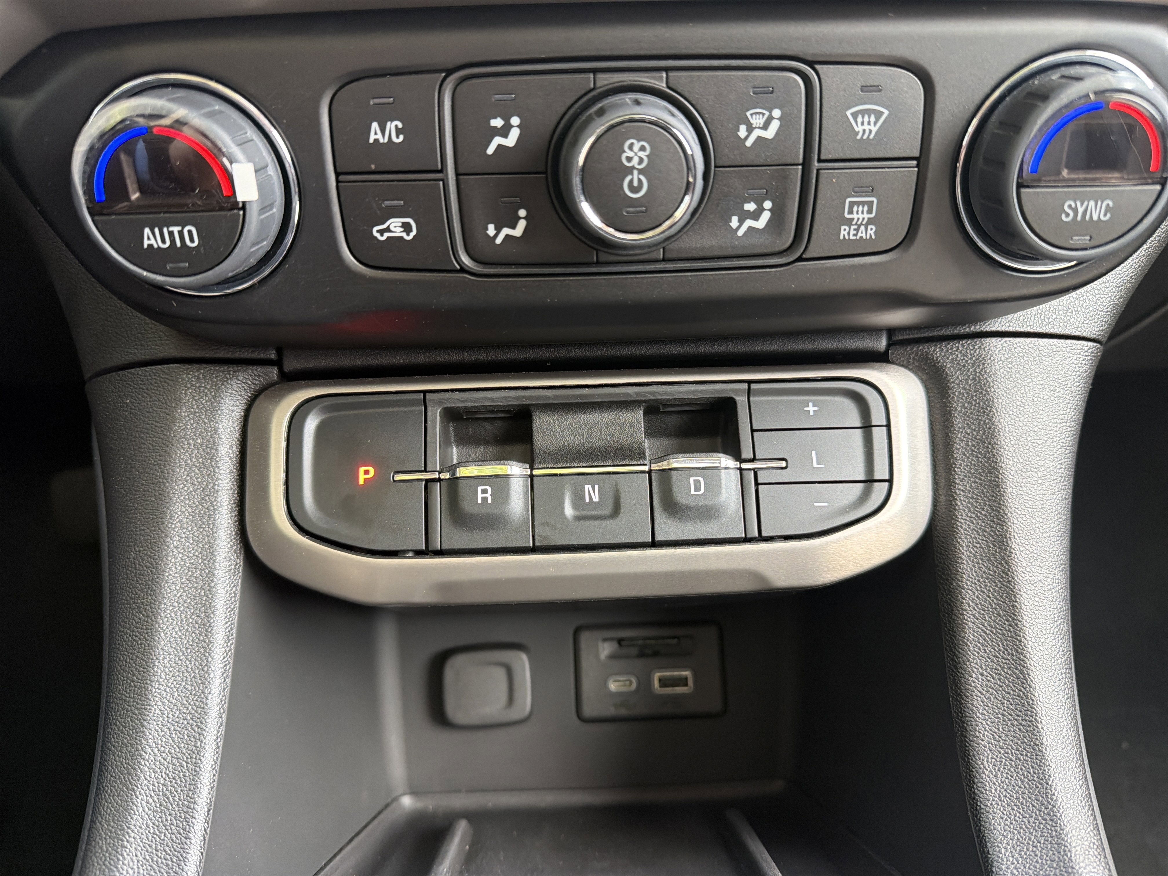 Used 2023 GMC Acadia Denali w/ Black Diamond Edition image 26