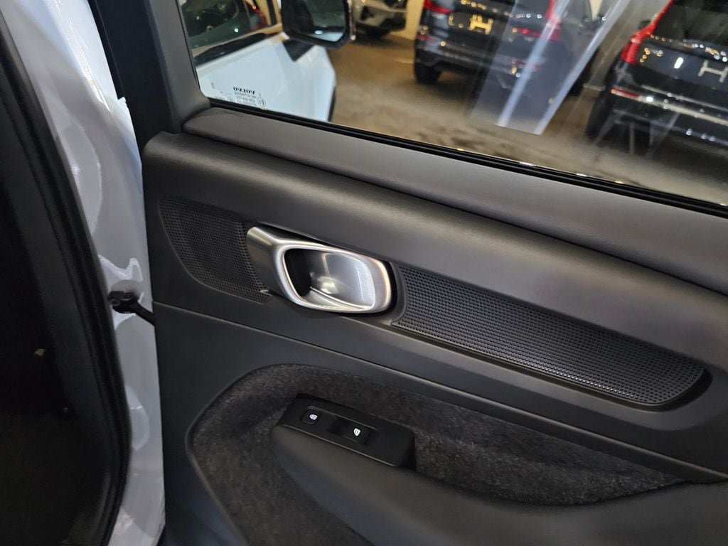 Certified 2025 Volvo XC40 B5 Ultra AWD/4WD image 9