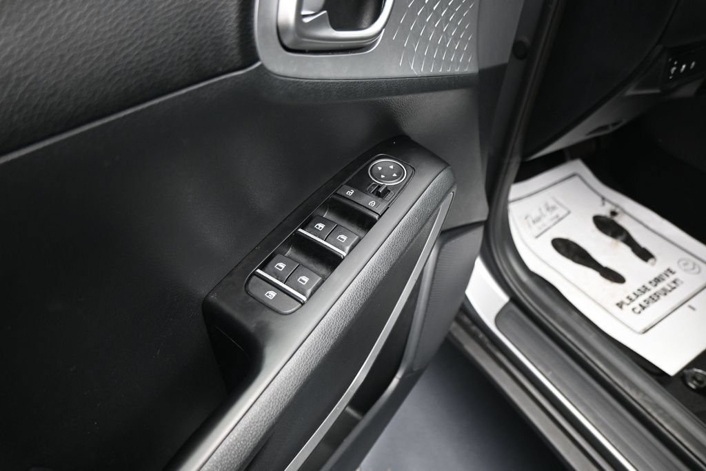 Used 2025 Kia Soul LX w/ LX Technology Package FWD image 11