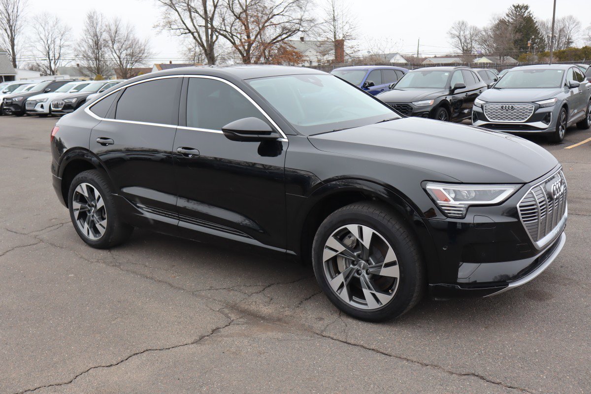 Used 2020 Audi e-tron Premium Plus image 3