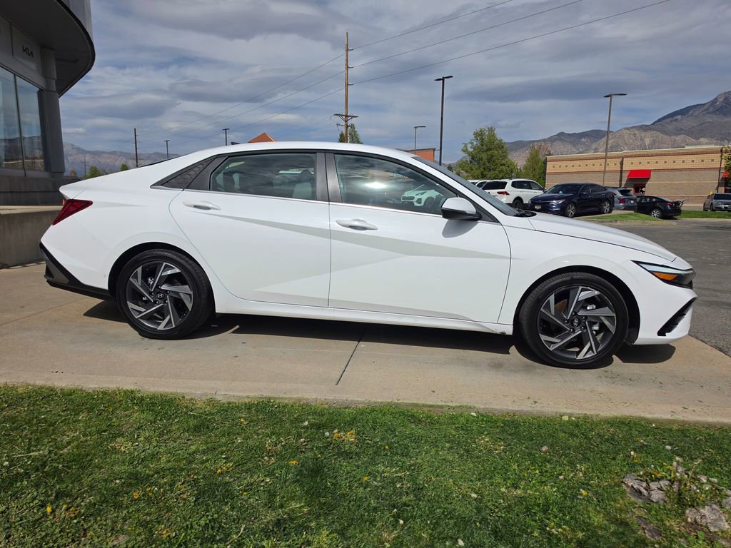 Used 2025 Hyundai Elantra Limited image 4
