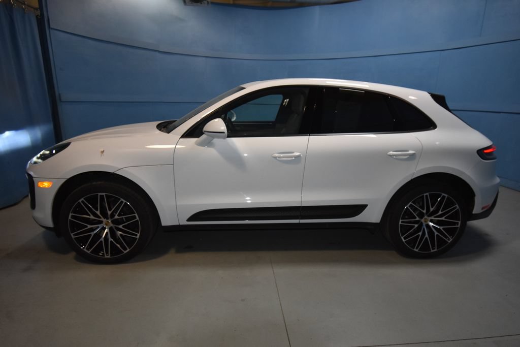 Certified 2025 Porsche Macan AWD/4WD image 2