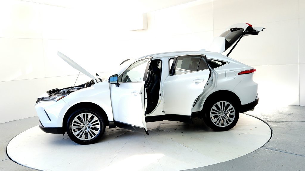 Certified 2023 Toyota Venza XLE AWD/4WD image 10