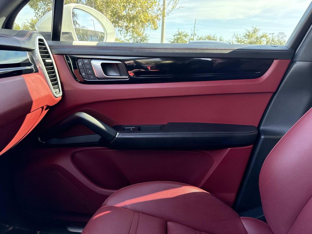 Used 2023 Porsche Cayenne image 29