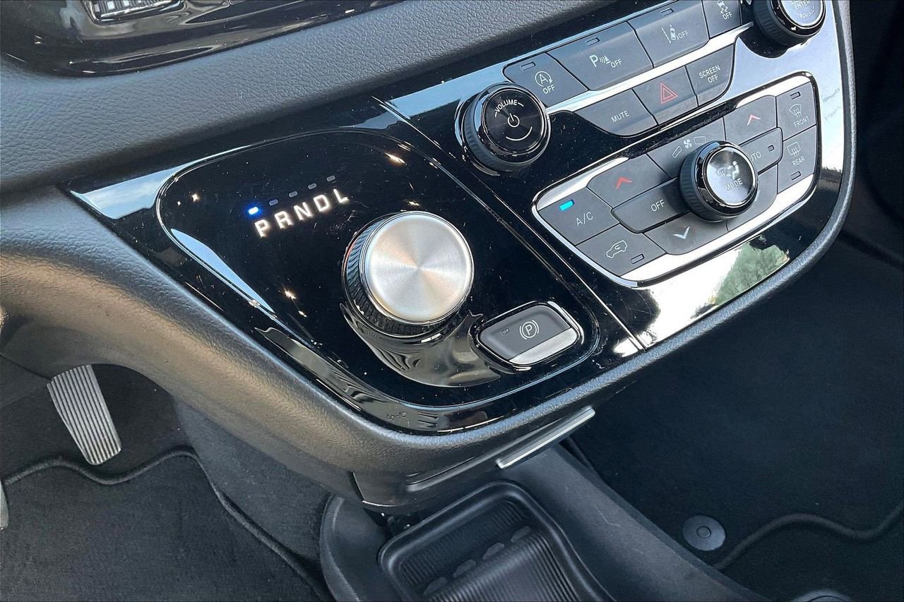 Used 2025 Chrysler Pacifica Select image 32