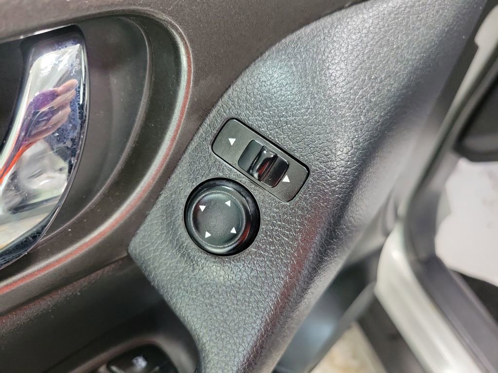 Used 2015 Nissan Rogue S image 36