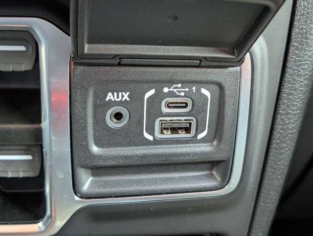 Used 2025 Jeep Wrangler Unlimited Sahara AWD/4WD image 19
