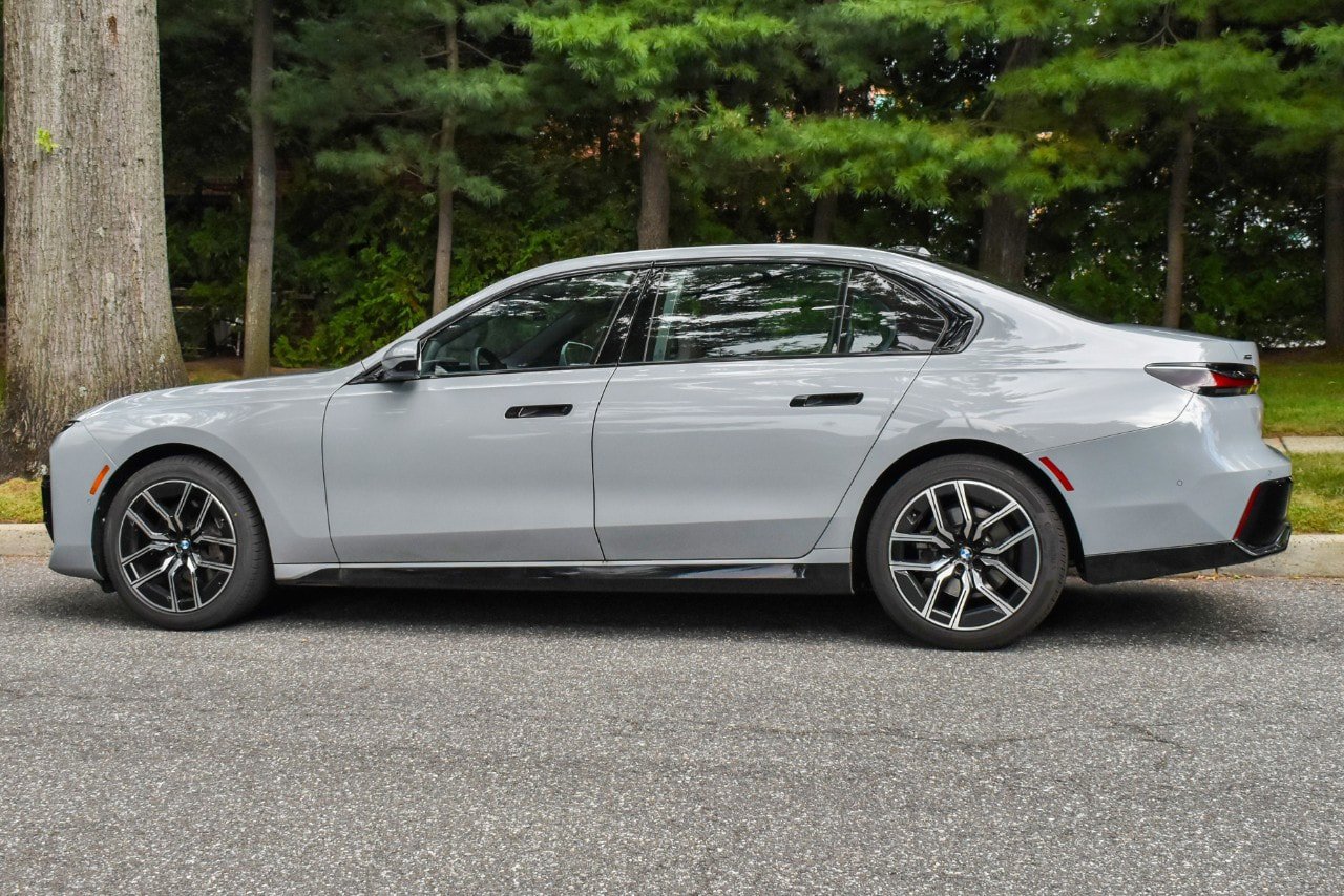 Used 2026 BMW 740i xDrive AWD/4WD image 4